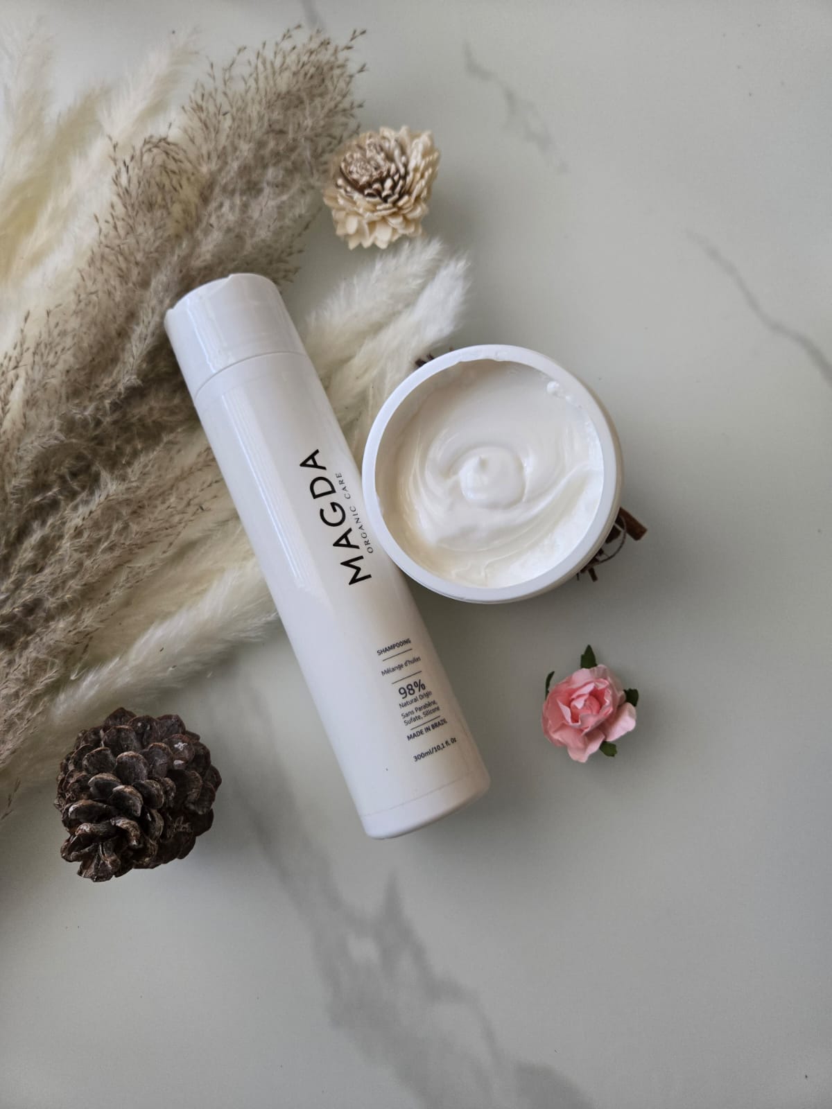 Découvrez le pack capillaire Magda Organic Care : shampoing sans sulfates et masque nourrissant aux huiles naturelles.